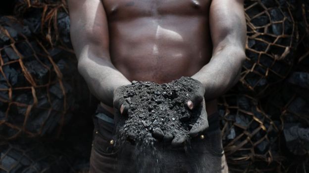O carvão não é apenas poluente - é também perigoso para as pessoas que trabalham com ele (Foto: AFP via BBC News Brasil)