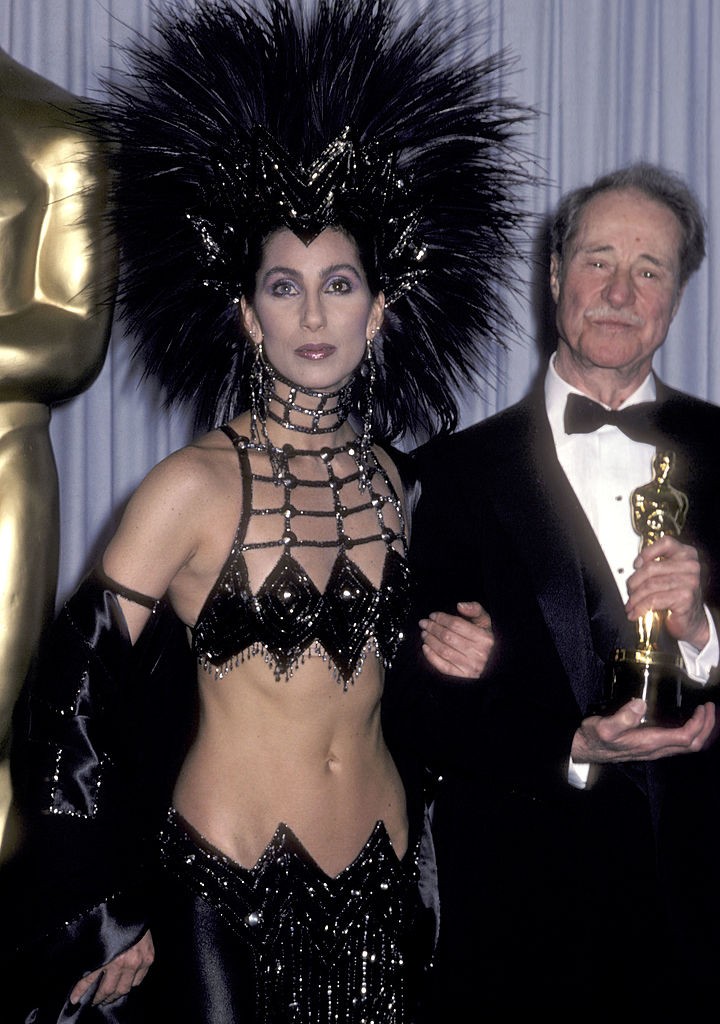 Cher na 58ª cerimônia com o ator Don Ameche, em 1986 (Foto: Ron Galella/Ron Galella Collection via Getty Images)