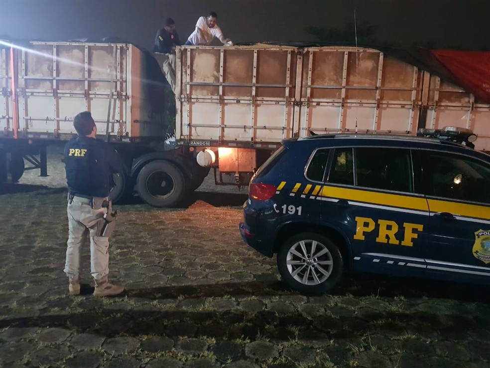 Caminhão foi abordado na base da PRF em Marília  — Foto: Polícia Rodoviária Federal/ Divulgação 