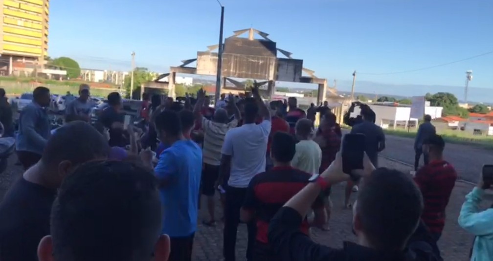 Torcida faz fila para compra de ingressos de Altos x Flamengo — Foto: Arthur Ribeiro