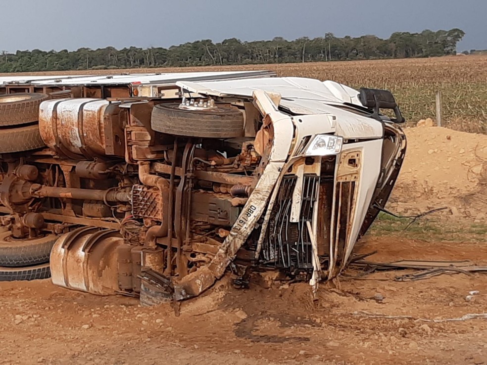 Carreta saiu da pista após bater em carro em MT — Foto: Divulgação