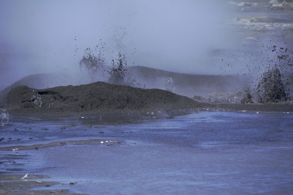 Gases e cinzas vulcânicas cobrem boa parte da pequena ilha de Bogoslof, no Alaska — Foto:  Maggie Mooney-Seus/NOAA Fisheries/AP