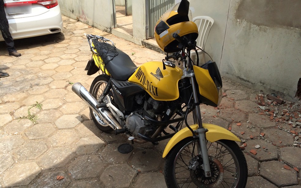 Mototaxista usava moto para entregar drogas em Goiânia (Foto: Vitor Santana/G1)