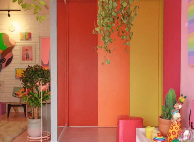A área reservada ao closet destaca-se pelas portas de madeira pintadas de cores diferentes, feitas pela Paint Planejados (Foto: Julia Rodrigues/Editora Globo)