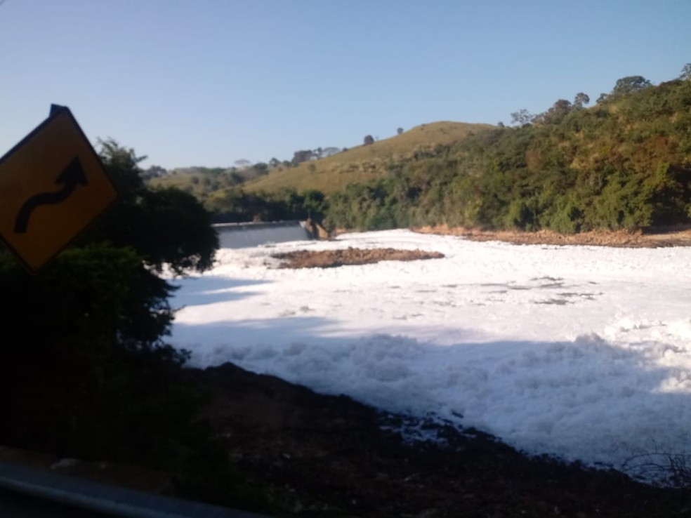 Rio Tietê ficou coberto por camada de espuma branca em Itu — Foto: Taciane Duarte da Costa Cristino/Arquivo pessoal