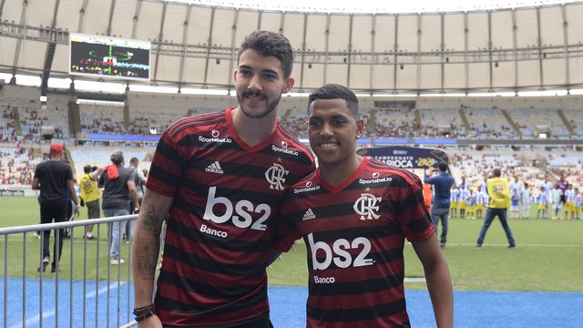 Gustavo Henrique e Pedro Rocha se apresentam à torcida do Flamengo no Maracanã