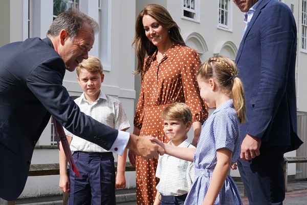 Os príncipes George e Louis e a Princesa Charlotte, com os pais, Príncipe William e Duquesa Kate Middleton, sendo recepcionados pelo diretor de sua nova escola (Foto: Getty Images)