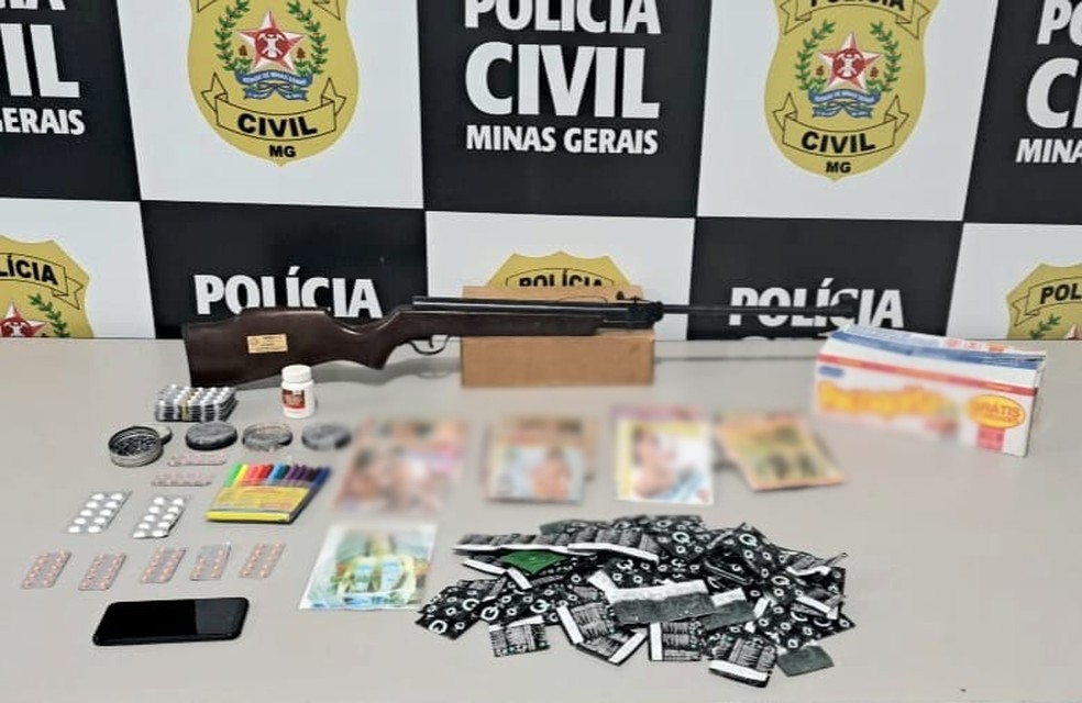Material pornográfico de crianças e adolescentes foi encontrado na casa do suspeito em Ubá — Foto: Polícia Civil/Divulgação