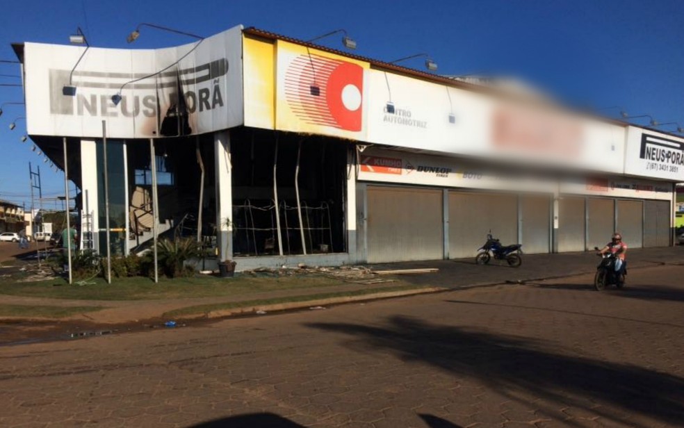 Loja de pneus amanheceu queimada, na fronteira com o Paraguai — Foto: Martim Andrada/ TV Morena