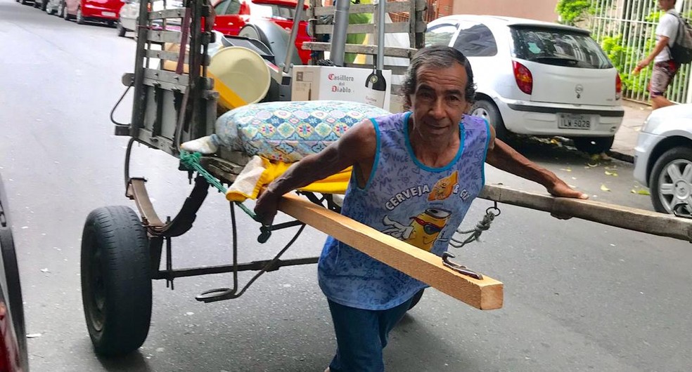 Enquanto tentava arrecadar o dinheiro para comprar a Kombi, Paulo usou uma carroça para buscar os materiais de reciclagem. — Foto: Arquivo pessoal