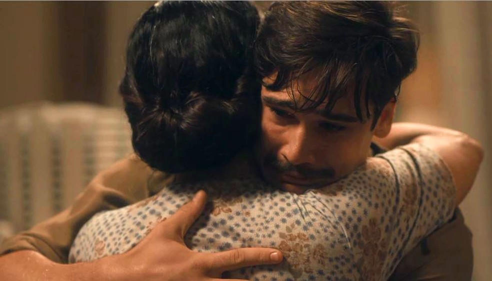 Lola (Gloria Pires) abraça Alfredo (Nicolas Prattes) em 'Éramos Seis' — Foto: Globo