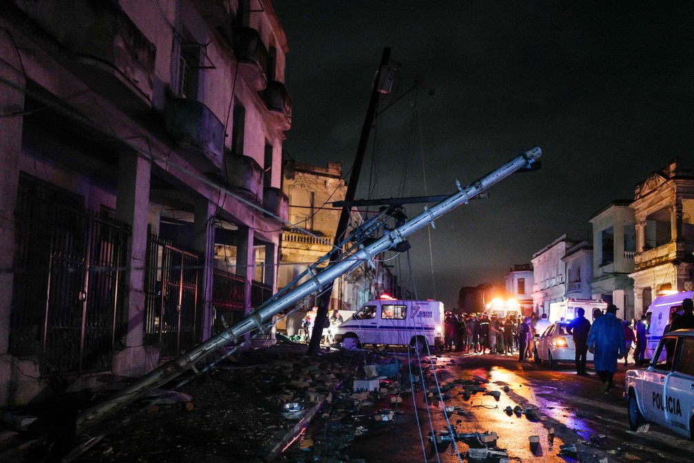 Poste caído por passagem de tornado é visto nesta segunda-feira (28) em rua do bairro de Luyano, em Havana — Foto: Adalberto Roque/ AFP