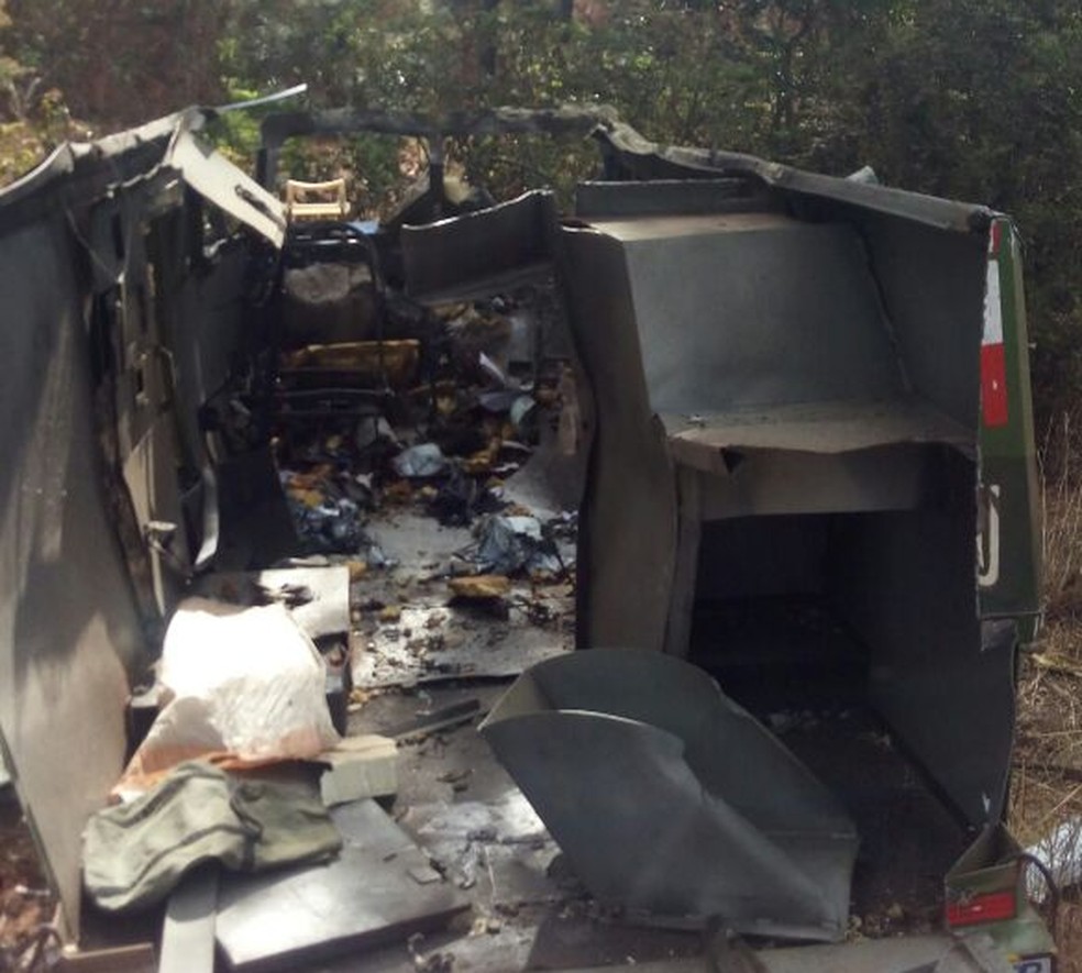 Veículo ficou completamente destruído (Foto: Polícia Militar/Divulgação)