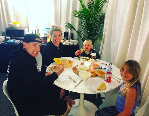 A cantora Pink com o marido e os filhos (Foto: Instagram)