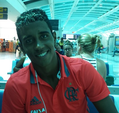 Medo de avião, mas pronto para voar: Gabriel narra viagens terríveis do Fla