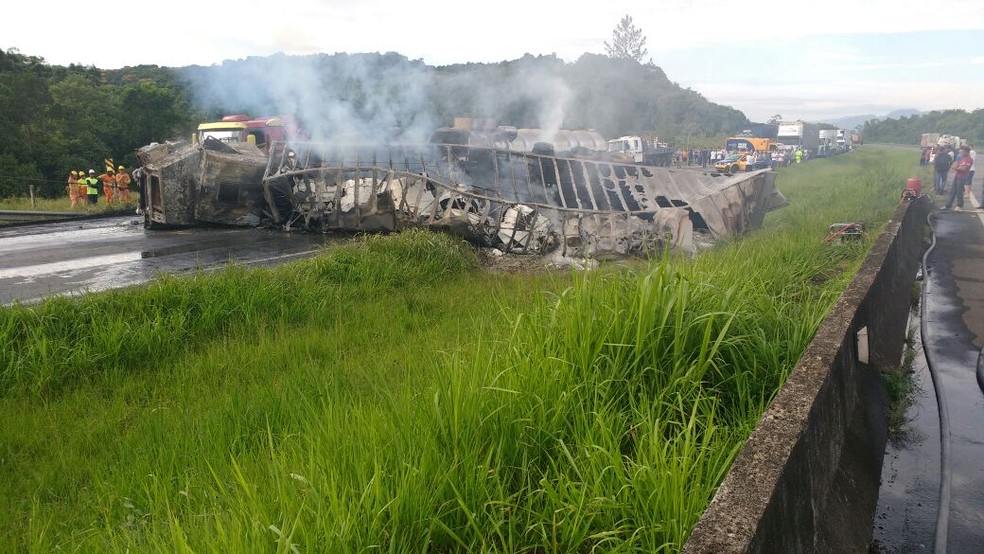 O caminhão que pegou fogo ficou destruído (Foto: Divulgação/PRF)