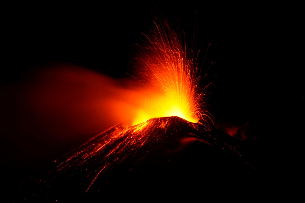 Vulcão Etna, o maior dos três vulcões ativos da Itália, entrou em erupção em 3 de fevereiro de 2021 — Foto: Antonio Parrinello/Reuters