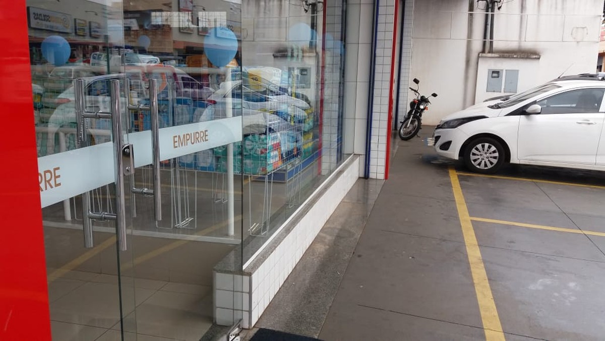 Funcionários e clientes de farmácia são rendidos por assaltante em