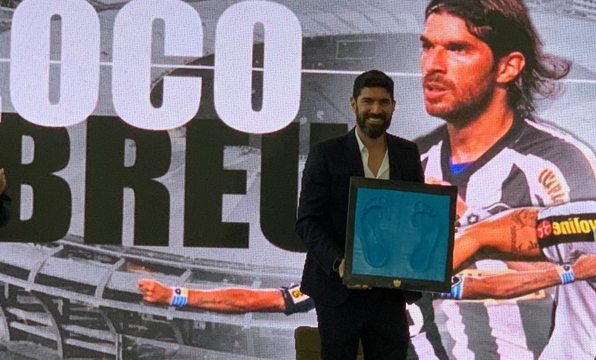 Ex-Botafogo, Loco Abreu é homenageado na Calçada da Fama do Maracanã ...