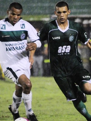 Bruno Recife tenta passar por marcador do Goiás, na derrota do Guarani (Foto: Rodrigo Villalba / Memory Press)