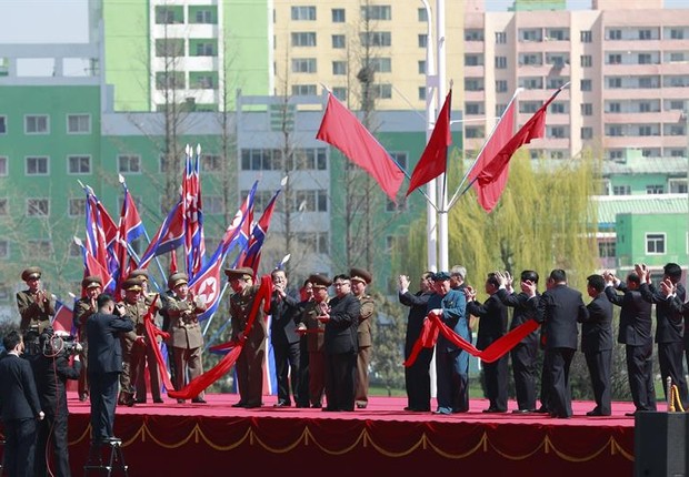O líder norte-coreano Kim Jong-un participa das comemorações de inauguração de um bairro de arranha-céus (Foto: How Hwee Young/EFE)