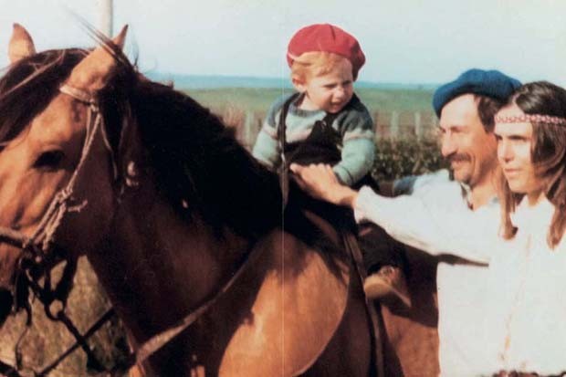 A young Gabriela learning to ride with her parents at their ranch in Uruguay (Foto: GABRIELA HEARST)