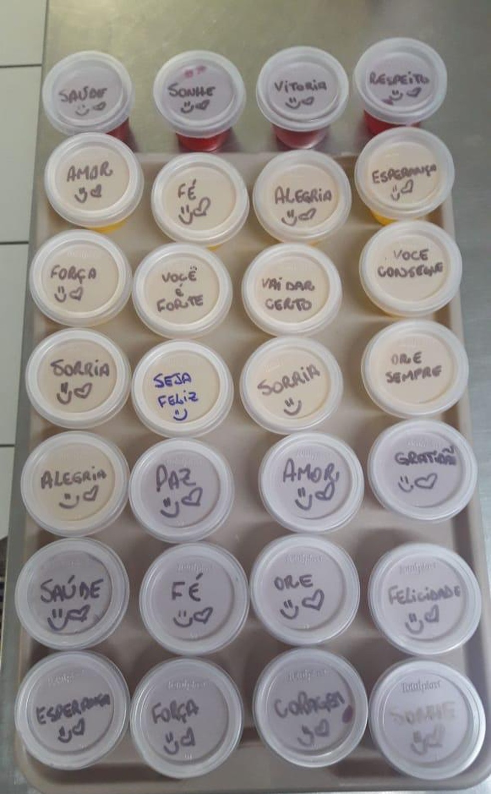 Marmitas são servidas com mensagens motivacionais a pacientes internados. — Foto: Talita Brito