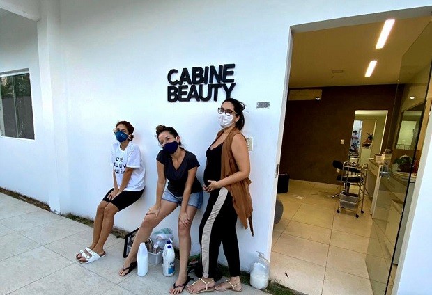 Thaise Leitão, Deborah Vidjinsky, Giulianna Oliter e Juliette Freire no dia em que a Cabine Beauty foi fechada (Foto: Arquivo Pessoal)