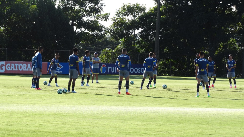 Rafinha vetado e treino fechado: Mano faz mistério e esconde time que pega o Santos