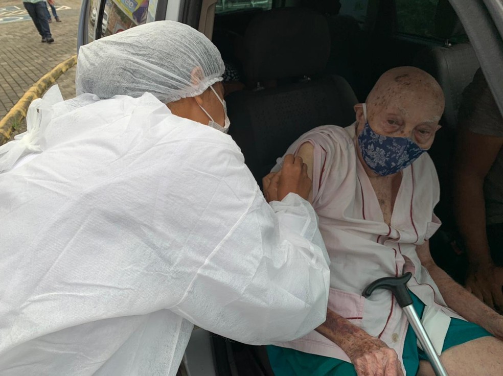 Teresina inicia vacinação de idosos a partir de 90 anos — Foto: Laura Moura/TV Clube
