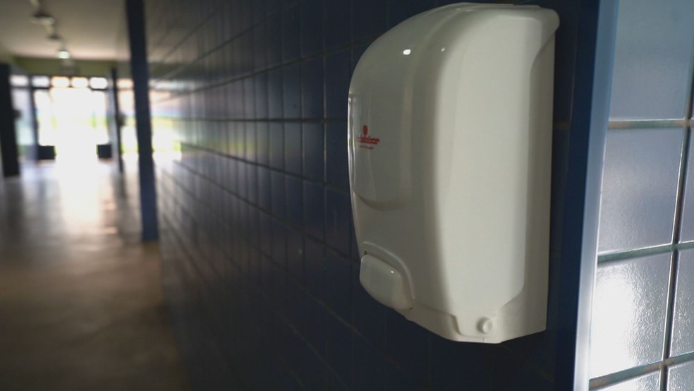 Álcool em gel foi espalhado pelas escolas de BH.  — Foto: Reprodução/TV Globo