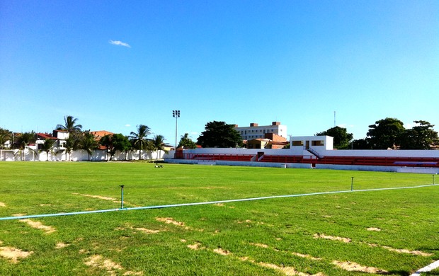 Campo do estádio Antony Costa após a reforma (Foto: Luana Andrade/Globoesporte.com)