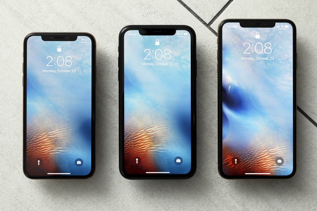 Da esquerda para a direita, os novos iPhone XS, XR e XS Plus â€” Foto: Associated Press