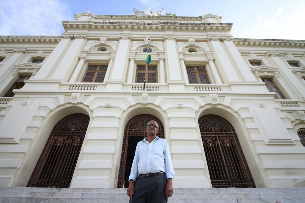 Servidor mais antigo da UFPE trabalha na Faculdade de Direito do Recife (Foto: Marlon Costa/Pernambuco Press)