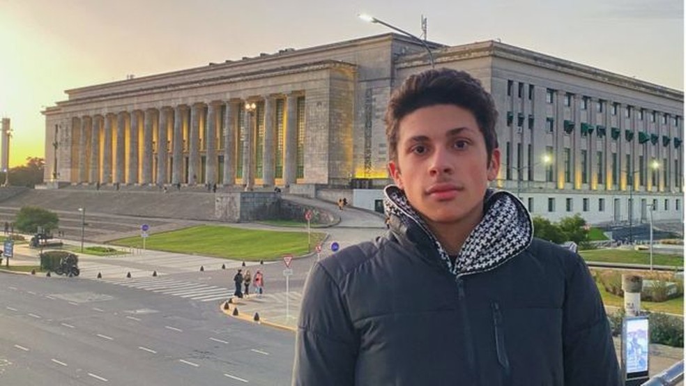 'Eu estava em um ritmo de cursinho, que hoje considero extremamente tóxico, e que consome sua saúde mental', diz Diego,  — Foto: Arquivo pessoal via BBC