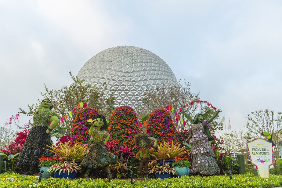 Esculturas de plantas do filme 'Encanto' estão na entrada principal do parque Epcot, em frente à Spaceship Earth