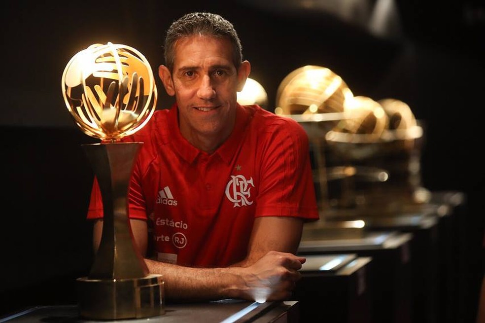 José Neto com a taça do Mundial de Clubes que venceu pela equipe do Flamengo — Foto: Reprodução, Time Flamengo
