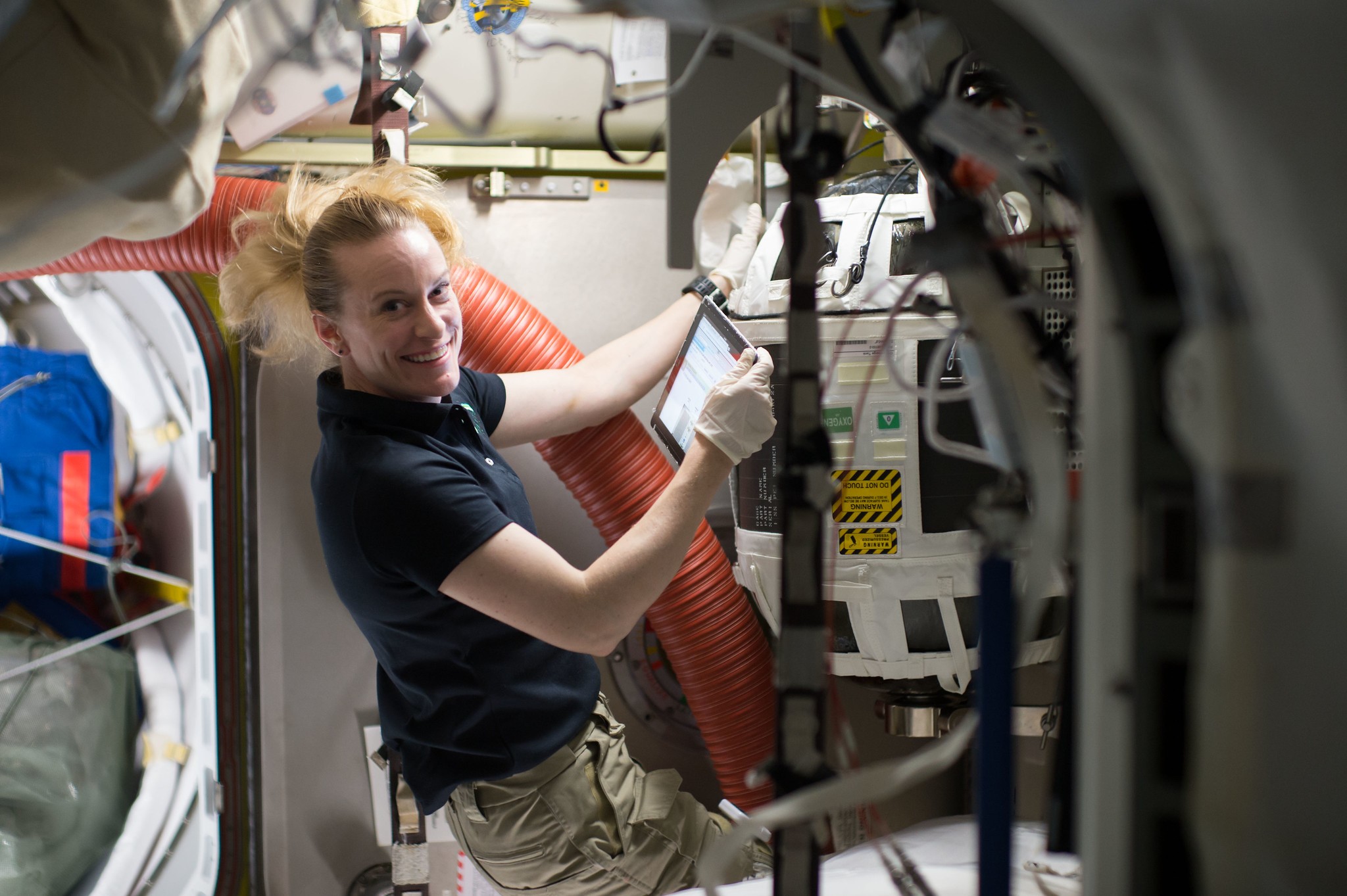Kate Rubins trabalha com um tanque do Sistema de Recarga de Nitrogêni /Oxigênio a bordo da ISS (Foto: NASA)