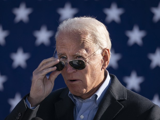 MONACA, PA - NOVEMBER 02: Democratic presidential nominee Joe Biden takes off his sunglasses while speaking at a campaign stop at Community College of Beaver County on November 02, 2020 in Monaca, Pennsylvania. One day before the election, Biden is campai (Foto: Getty Images)