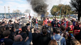 Funcionários de refinarias de petróleo francesas em greve votaram hoje para as paralisações em sua terceira semana — Foto:  LOU BENOIST/AFP