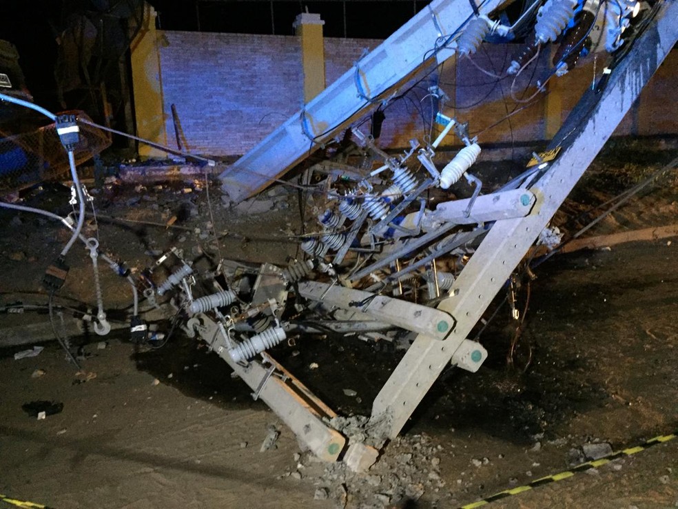 Motorista perdeu o controle do veículo e bateu em poste — Foto: Arquivo Pessoal
