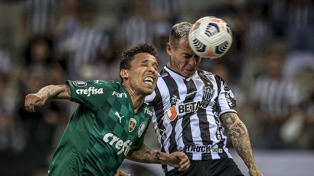Marcos Rocha disputa com Vargas em gol do Atlético-MG contra o Palmeiras