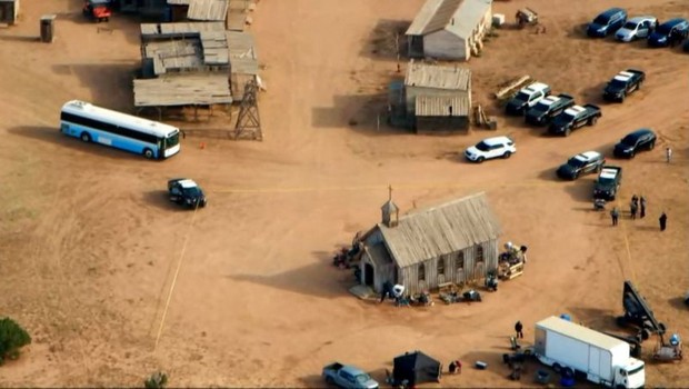 O tiro fatal aconteceu no set de filmagem no Novo México (Foto: Reuters via BBC News)
