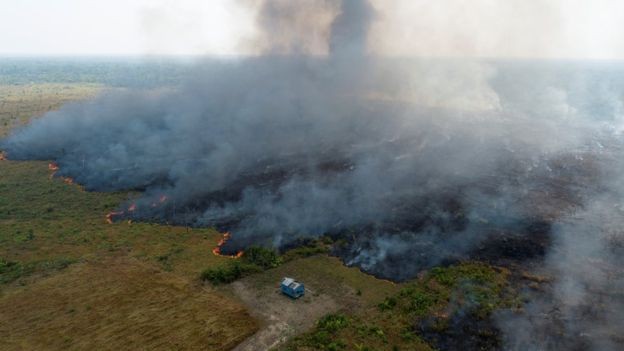 BBC - Números que comparam incêndios nos dois locais têm base diferente e não poderiam ser usados para comparação; na imagem, fogo na Amazônia (Foto: REUTERS via BBC)