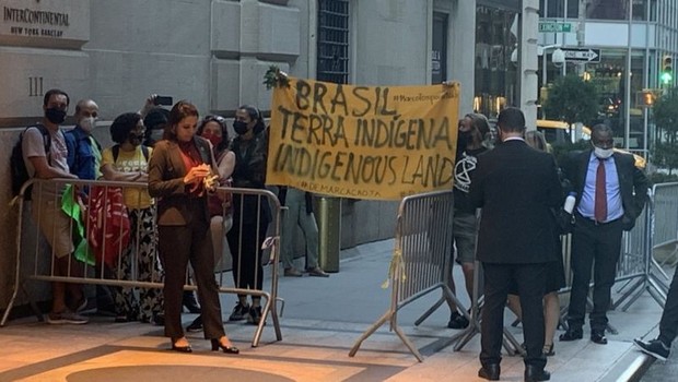BBC- Bolsonaro é alvo de protesto em frente ao hotel onde está hospedado em Nova York contra restrições à demarcações de terras indígenas (Foto: Mariana Sanches/BBC News Brasil)