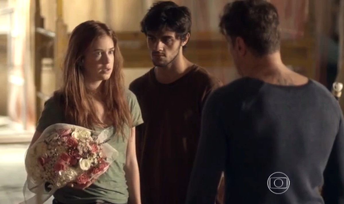 Arthur parabeniza Eliza pelo concurso garota Totalmente Demais e ela