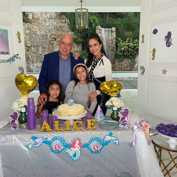 Daniela Albuquerque e Amilcare Dallevo Jr  com as filhas, Alice e Antonella (Foto: Reprodução/Instagram)