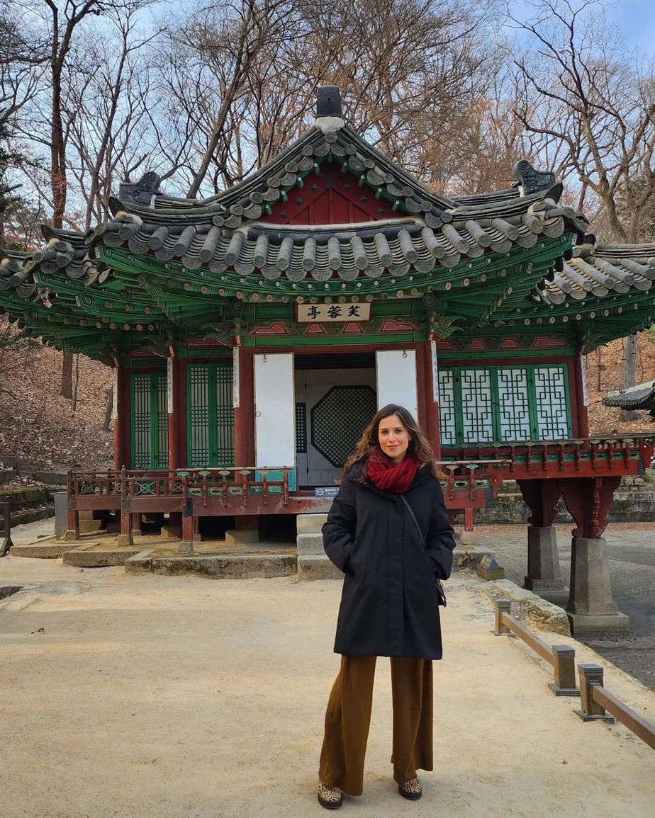 Mel Lisboa abre álbum de viagem na Coréia do Sul