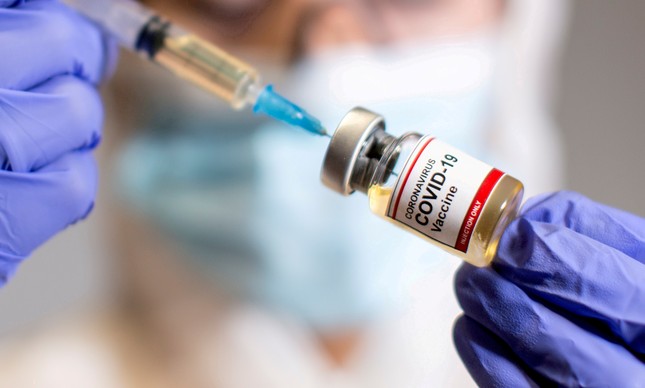 Pesquisadora segura frasco de vacina contra a Covid-19
