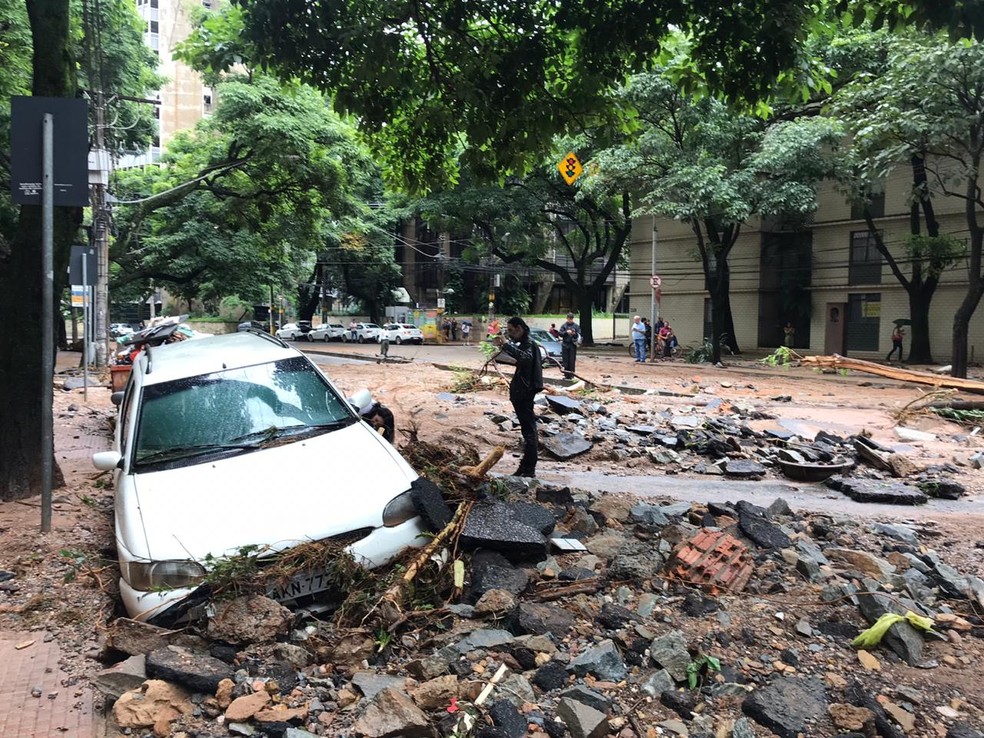 9h - Chuva em MG: Asfalto foi arrancado e carros destruídos na Avenida Prudente de Morais, na Região Centro-Sul de BH após chuva de terça-feira (28) — Foto: Marcelo Lages/TV Globo